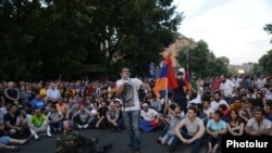 Активисты проводят спонтанную сидячую забастовку на проспекте Баграмяна, Ереван, 22 июня 2015 г.