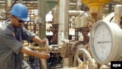 کاهش تقاضا همچنان دلیل افت قیمت نفت است.(عکس:epa)