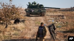 Напуштен тенк на сириската армија во поле контролирано од бунтовниците на периферијата на Хама, 3 декември 2024 година