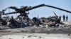 Українські військовослужбовці біля залишків російського гелікоптера на аеродромі Гостомель під Києвом, 5 травня 2022 року, ілюстративне фото