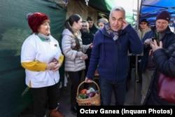 Călin Georgescu face cumpărături în piață în acțiunea de boicotare a supermarketurilor.