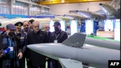 Иранский президент Масуд Пезешкиан на оборонной выставке в феврале 2025 года