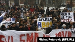 Mirne demonstracije građana Sarajeva nakon vesti da je Jovan Divjak, penzionisani bosanski general uhapšen na međunarodnom aerodromu u Beču, 05. mart 2011.