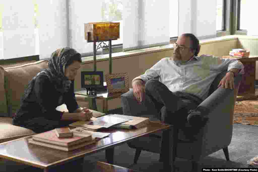 نازنین بنیادی در نقش «فرح شیرازی» در کنار «مندی پتینکین» بازیگر نقش «سال برنسون» در سریال هوملند