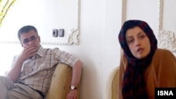 نرگس محمدی (راست) در کنار همسرش تقی رحمانی