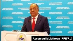 "Ауыл" партиясы ұсынған кандидат Төлеутай Рақымбеков Қазақстан орталық сайлау комиссиясынан кандидат куәлігін алды. Нұр-Сұлтан, 6 мамыр 2019 жыл.