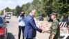 Igor Dodon, strângând mâna unui militar rus la postul de la Varnița