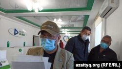 Азаматтық белсенді Мақсат Айсауытов Орал қаласы әкімдігі ғимаратында бейбіт шеру өткізу туралы өтінішін әзірлеп жатыр. 12 қазан 2020 жыл.