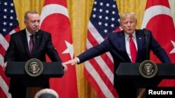 رجب طیب اردوغان (چپ) همراه با دونالد ترامپ، رئیس‌جمهور ایالات متحده؛ نوامبر ۲۰۱۹