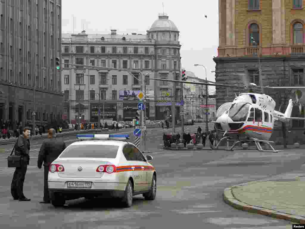 Гелікоптер МНС Росії біля станції метро «Луб'янка»
