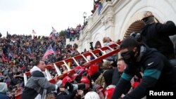 приврзаници на претседателот Доналд Трамп упаднаа во американскиот Капитол