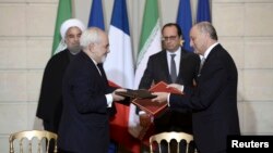 فرانسوا اولاند و حسن روحانی در مراسم امضای قراردادها و تفاهمنامه های میان ایران و فرانسه.