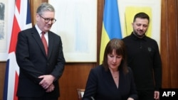 Prim-ministrul britanic Starmer (stânga), ministrul de finanțe Rachel Reeves și președintele ucrainean Volodimir Zelenski la semnarea unui acord de împrumut în valoare de 2,84 miliarde de dolari.