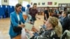 Alegători români din R. Moldova, votând, duminică, la secția de votare deschisă la Biblioteca Națională din Chișinău pentru alegerile prezidențiale românești, 4 mai 2025