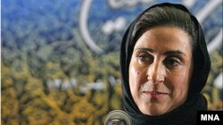 مأموران فرودگاه روز پنجشنبه با ضبط گذرنامه فاطمه معتمد آريا اجازه خروج از کشور را به او ندادند.