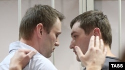 Російський опозиційний політик Олексій Навальний (л) та його брат Олег, архівне фото, 2014 рік