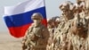 Нерӯҳои Русия ҳангоми тамрин дар наздикии марзи Тоҷикистон бо Афғонистон. Тобистони соли 2021