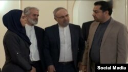 نفر دوم از سمت راست، فردی که گفته میشود، شبیه به محمدجواد ظریف گریم شده است