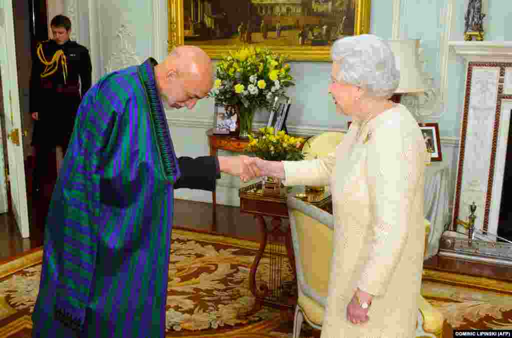 Kraljica Elizabeta II rukuje se sa predsednikom Avganistana Hamidom Karzaijem po njegovom dolasku na audijenciju u Bakingemsku palatu u centru Londona, 30. oktobra 2013. 