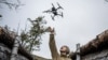 Un militar ucrainean lansează o dronă din poziția sa de pe linia frontului, în apropierea orașului Pokrovsk, în octombrie 2024.