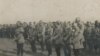 Regele Ferdinand I trece în revistă trupele române, 1917. Sursa: Expoziția Marele Război, 1914-1918