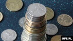 Дело в том, что бумажные десятки планомерно выводятся из обихода: изношенные изымаются банками, металлические чеканятся монетными дворами Москвы и Питера