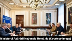Kommer Damen (al doilea din stânga), președintele Grupului Damen Group și Angel Tîlvăr, ministrul Apărării (al doilea din dreapta), la discuțiile care au avut loc la sediu Ministerului Apărării Naționale din România pe 13 ianuarie 2025.