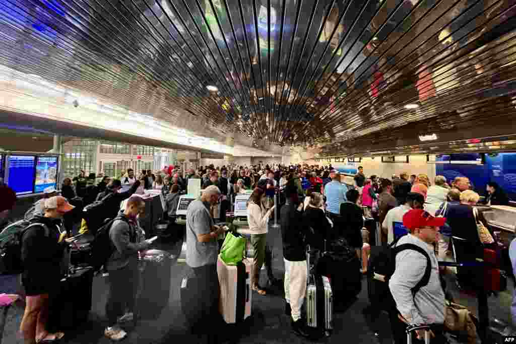 Aeroportul Internațional Milwaukee Mitchell (Wisconsin - Statele Unite ale Americii) – pasageri la rând la ghișeele de check-in. 19 iulie 2024.