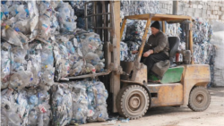 O companie privată din Chișinău sortează acum deșeurile municipale și reciclează plasticul. 