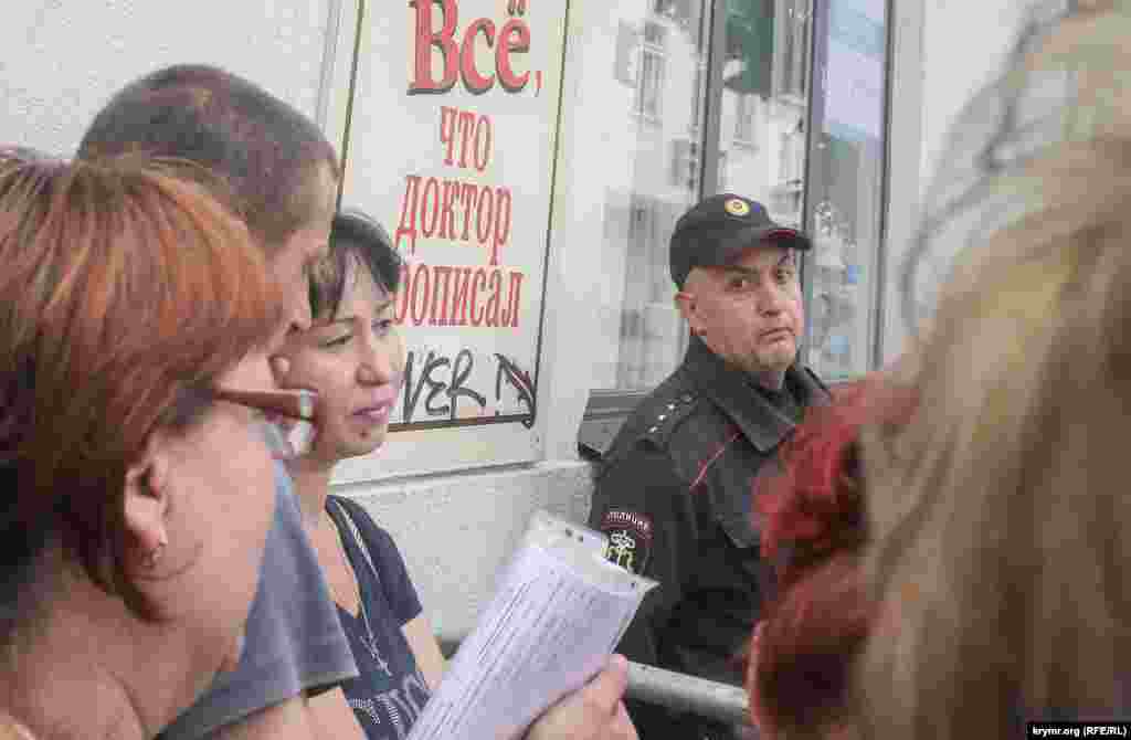 Утром 6 июля рынок на ул. Козлова в центре Симферополя оцепила полиция, торговцы не могут попасть на свои рабочие места.