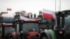 Fermierii polonezi au spart vagoanele cu grâu din Ucraina și l-au vărsat pe șinele de cale ferată