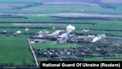 Найбільші втрати військ РФ минулої доби спостерігалися на Ізюмському напрямку. На кадрі з відео, яке оприлюднила Нацгвардія 30 квітня, як стверджують військові, завдаються удари по російському командному пункті та скупченню бронетехніки армії Росії неподалік від міста Ізюма