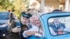 Igor Dodon într-o mașină Pobeda pozând cu prietenii