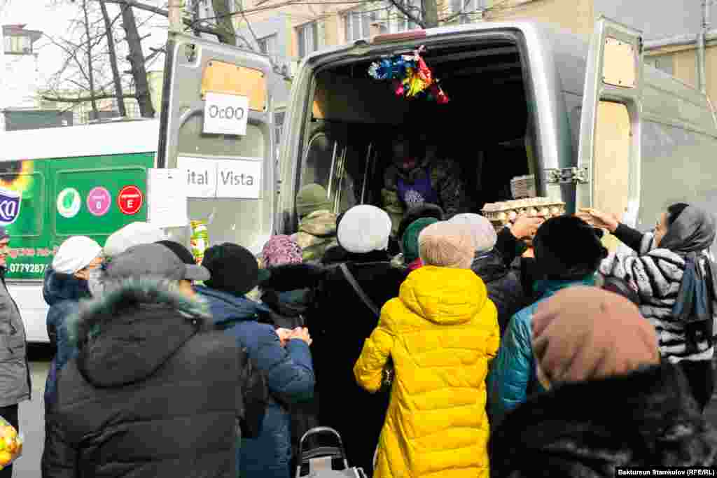 Жумуртка сатып алуу үчүн кезекке тургандар. 