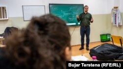 Një klasë me vetëm dy nxënës të rritur.