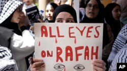 În timp ce guvernele acționează încet, milioane de oameni din lume protestează împotriva Israelului, boicotează afacerile cu interese în Israel și cer ca universitățile să taie legăturile cu instituțiile academice din Israel. 