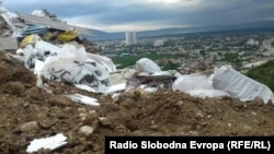 Дива депонија во Скопје, на патот меѓу населбите Кисела Вода и Сопиште, на местото познато како „Теферич.“ 