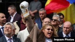 Diana Șoșoacă la depunerea candidaturii pentru președinția României.