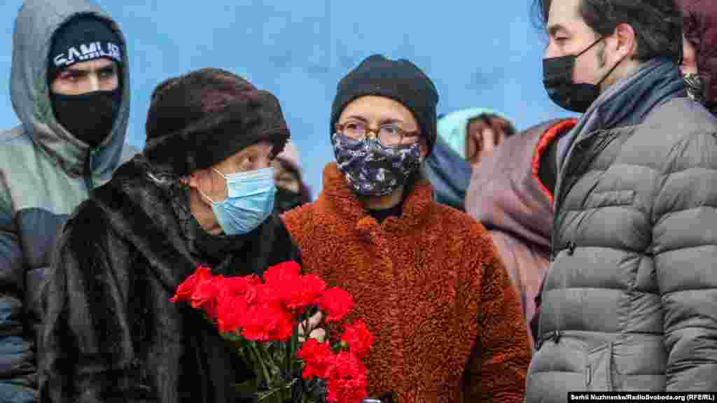 Мама і дружина покійного Сергія Проскурні та колишній міністр культури України Євген Нищук 