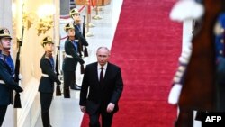 Vladimir Putin urcă scările la Kremlin, către ceremonia inaugurării celui de-al șaselea mandat prezidențial.