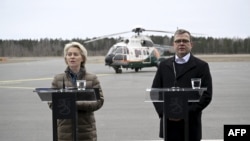 Președinta Comisiei Europene, Ursula von der Leyen, sosită la 19 aprilie în vizită în Finlanda, face declarații alături de premierul finlandez, Petteri Orpo (dreapta). Finlanda vrea de la UE ajutor cu migranții, dar și economic, pentru regiunile de la granița „blocată” cu Rusia.