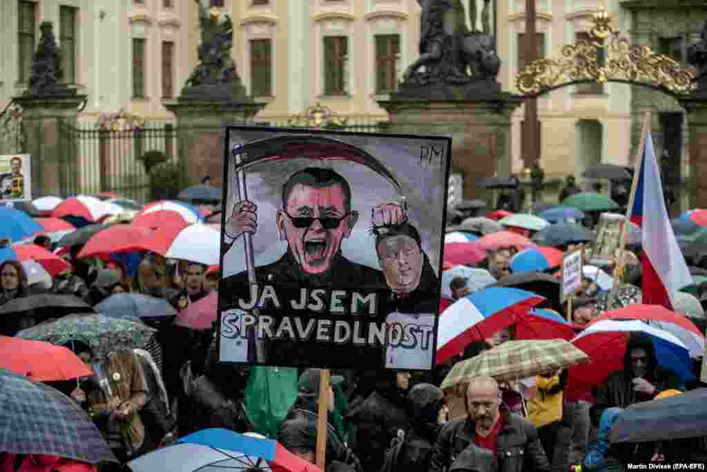 Протестувальники перед входом до Празького граду, резиденції президента Чехії Мілоша Земана. Напис на банері: «Я – справедливість»