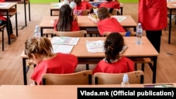 Ученици во училишни клупи, илустрација