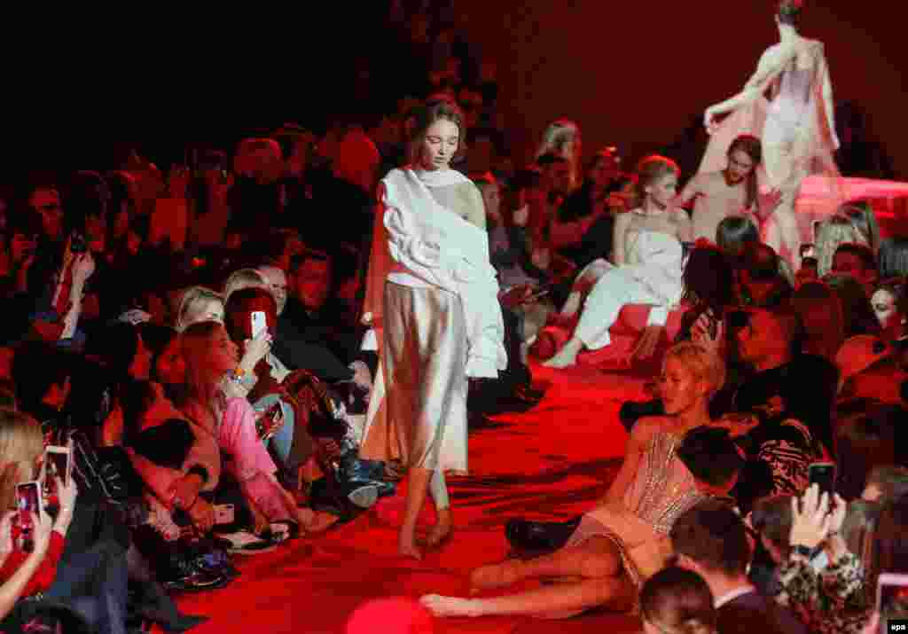 Моделі під час показу колекції на фестивалі Ukrainian Fashion Week. Протягом семи днів на території НКММК «Мистецький Арсенал» відбудуться покази мод від 72 дизайнерів, 50 шоу, 9 презентацій, 3 спеціальних проекти. Київ, 1 лютого 2019 року