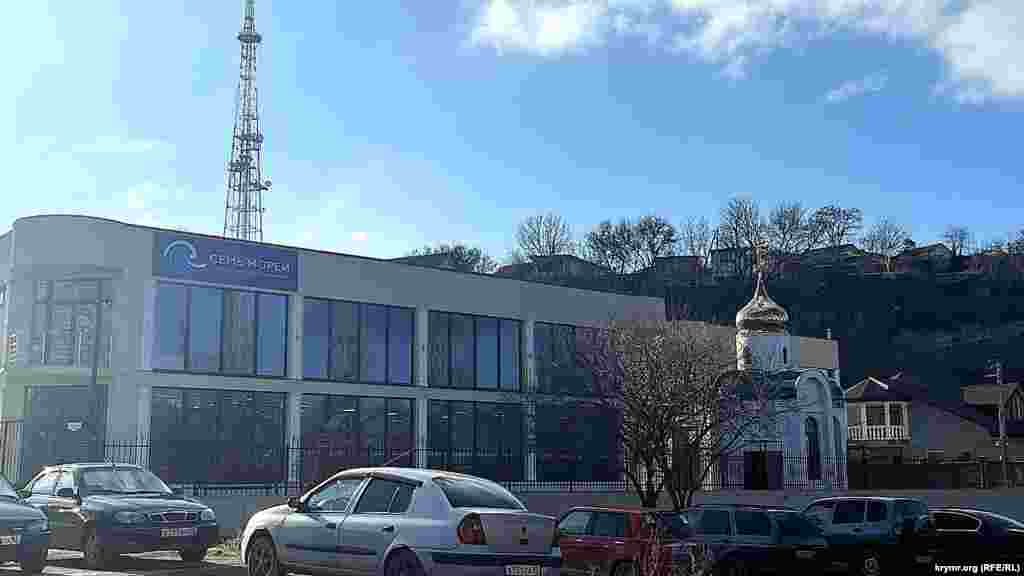 У Середньовіччі тут, біля східної основи балки, розташовувався палац калги-султана. Мандрівник Евлія Челебі, проїжджаючи тут у XVII столітті, писав: &laquo;У підніжжя скель лежить ще одне невелике містечко: все це палаци калги-султана, в яких є двісті керюнюшів (палац, місце засідань дивана-державної ради Кримського ханства - КР) і кімнати. Однак вони не настільки прикрашені і не порівняні з ханським палацом... Тут приміщення для варти, кухня правителя і мечеть&raquo;. Місцева влада на підставі висновку археологів та істориків дійшли висновку, що ділянка не становить історичної цінності і віддала її під комерційну забудову. Тепер там функціонує центр сімейного плавання &laquo;Сім морів&raquo; та каплиця Російської православної церкви.