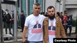 Шӯҳрат Қудратов бо як ҳамроҳи дигараш