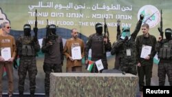 Ор Леви, Ели Шараби и Охад Бен Ами опкружени од милитантите на Хамас за време на нивното ослободување, 8 февруари 2025.