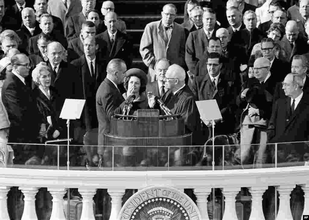 Линдон Б. Джонсон приведен к присяге в качестве 36-го президента США 20 января 1965 года. Инаугурация стала для него второй с тех пор, как он занял пост президента после убийства Кеннеди