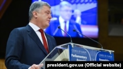 Президент України Петро Порошенко під час виступу на засіданні Парламентської асамблеї Ради Європи. Страсбург, 11 жовтня 2017 року
