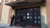 Migrant ispred Železničke stanice, Subotica